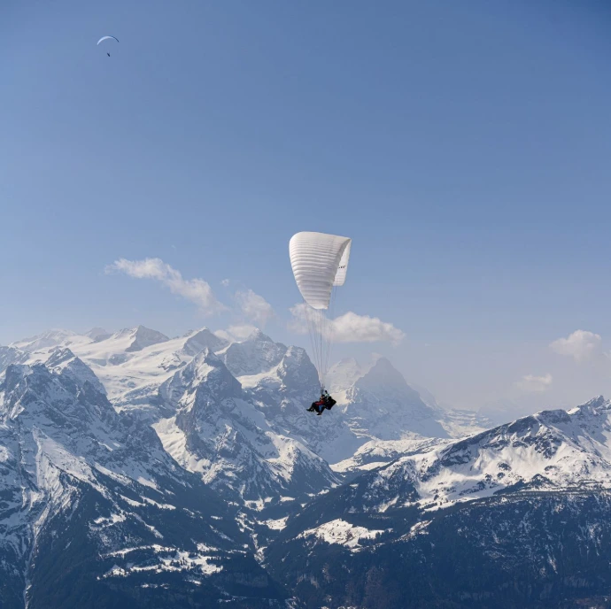 Tandemgleitschirm mit Panorama im Hintegrund