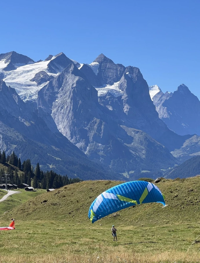 Groundhandling mit Blick auf Wetterhorn