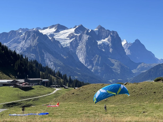 Groundhandling mit Blick auf Wetterhorn