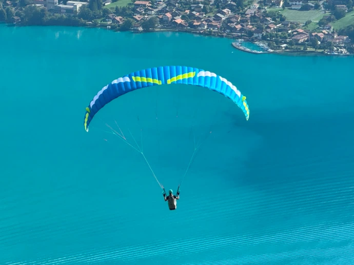 Flug über dem Brienzersee