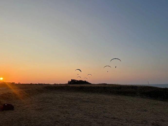 Gleitschirmfliegen im Sonnenuntergang
